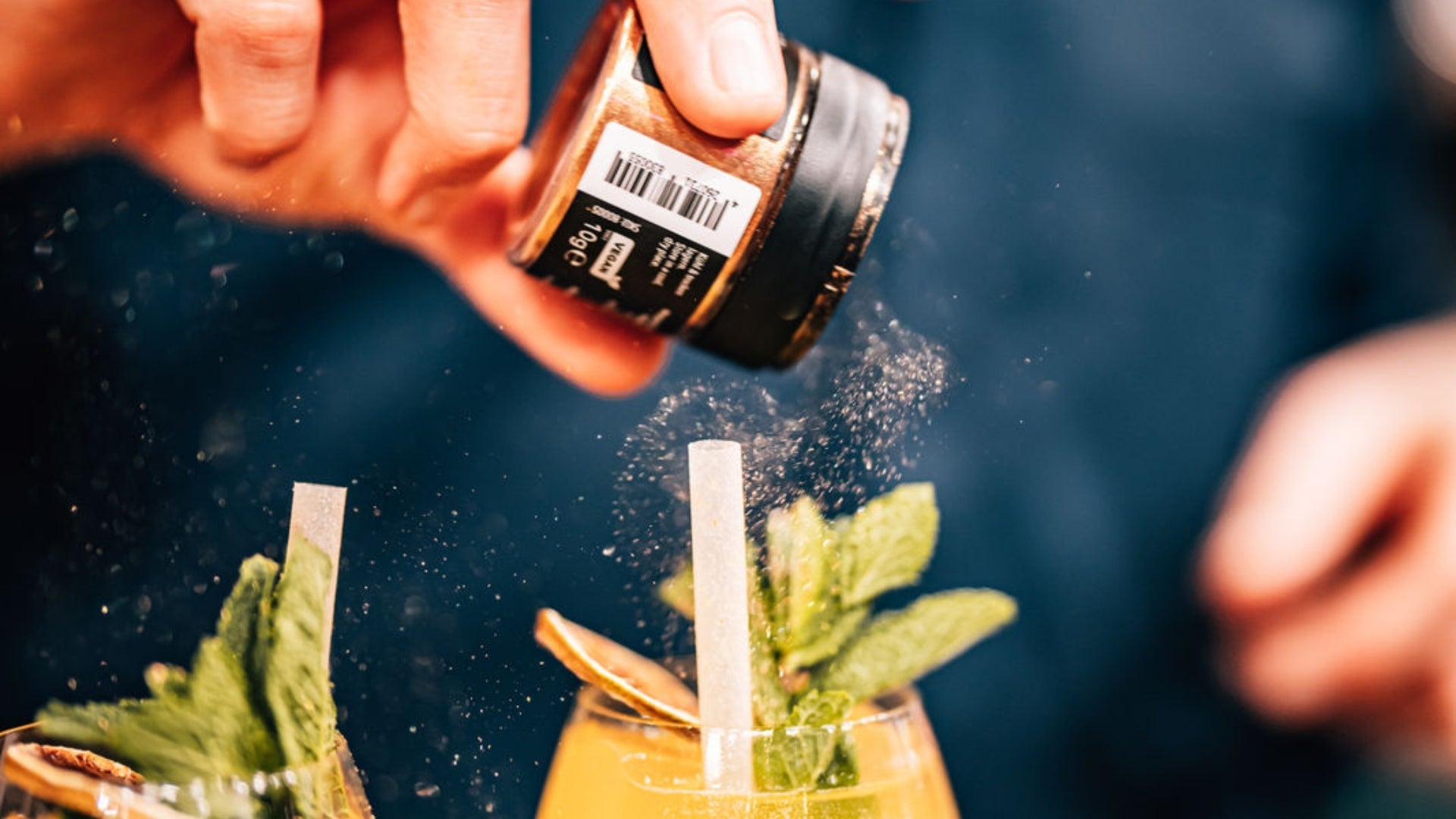 GLYTTER x SESES DRINKS – Glanz trifft auf Geschmack